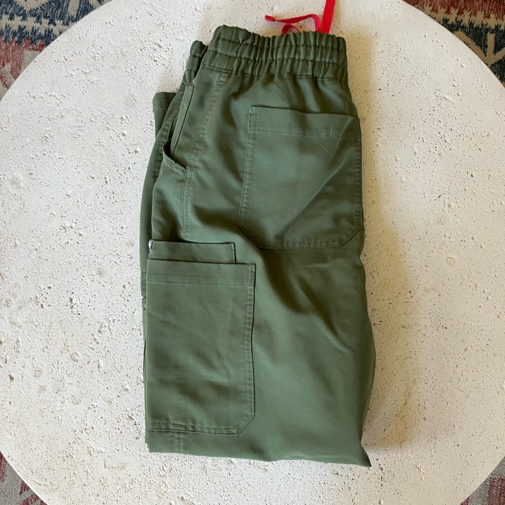 Figs Cade scrub pants in olive size medium petite